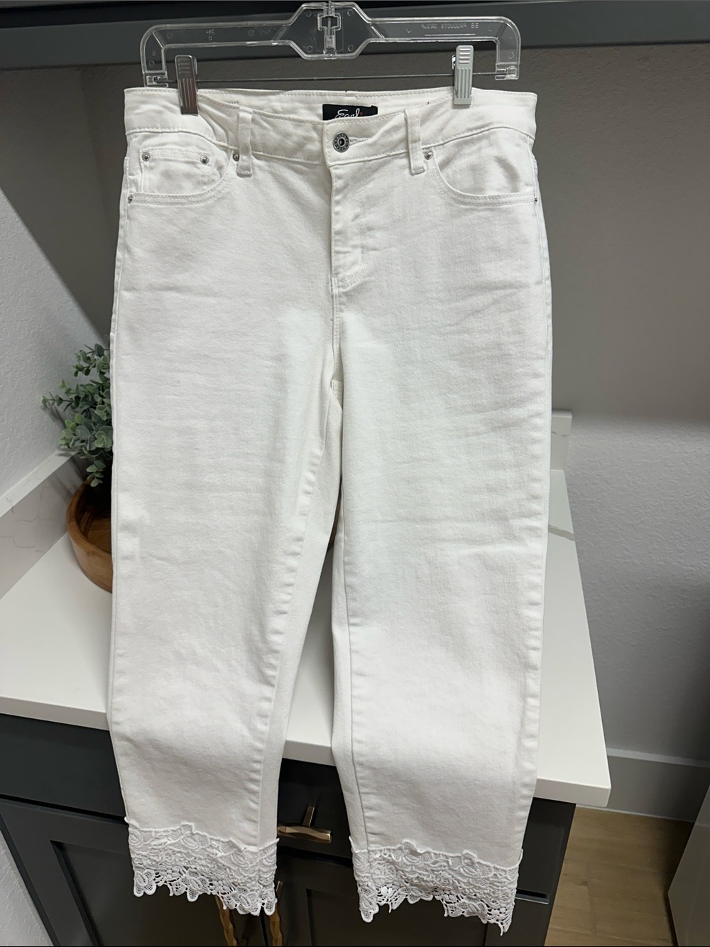 Earl Jeans White Cropped Ankle Jeans with Lace Hem
